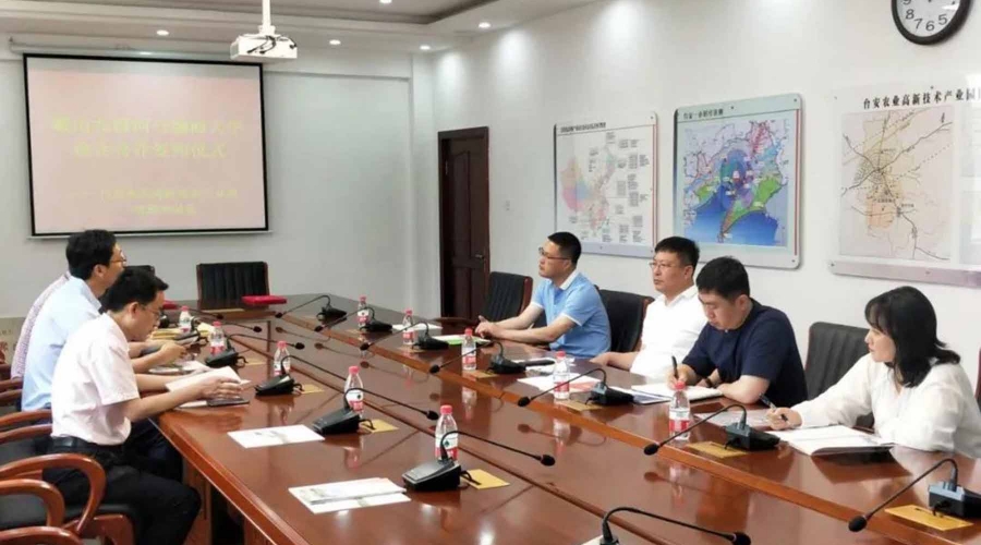 鞍山市九股河食品有限責任公司與渤海大學舉行校企合作簽約儀式